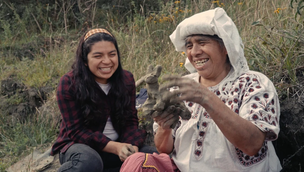 Concepción Vásquez y su madre Rufina Martínez Díaz. Still de la película Mujer de Barro. Foto: cortesía Concepción Vásquez Concepción Vásquez y su madre Rufina Martínez Díaz. Still de la película Mujer de Barro. Foto: cortesía Concepción Vásquez