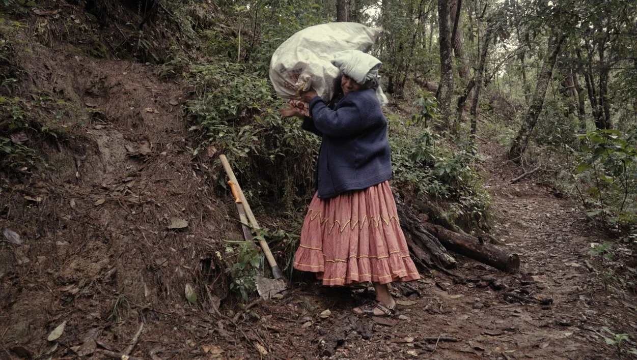 Rufina Martínez Díaz buscando barro. Still de la película Mujer de Barro. Foto: cortesía Concepción Vásquez Rufina Martínez Díaz buscando barro. Still de la película Mujer de Barro. Foto: cortesía Concepción Vásquez